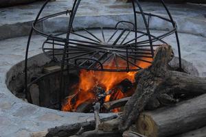 en el foso una construcción de varillas metálicas para humo. estructura metalica para cocinar al fuego foto