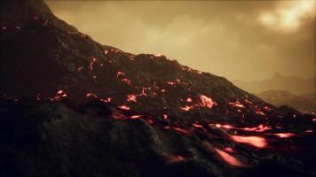 campo di lava sotto le luci del tramonto video