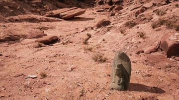 oud standbeeld op de rotsen woestijn video