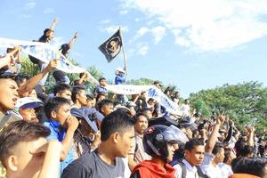 gorontalo, indonesia, marzo de 2015 - hinchas de fútbol de la escuela de formación profesional animando a su equipo favorito desde las gradas foto