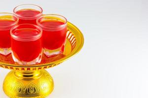 un vaso de agua roja en un pedestal dorado para adorar cosas sagradas foto