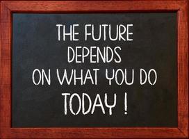 el futuro depende de lo que hagas hoy. cita motivacional en la pizarra foto
