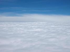 vista aérea cielo azul con fondo de nubes foto