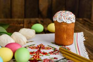 pastel de pascua y huevos de pascua mesa de celebración festiva decoración tradicional y golosinas foto