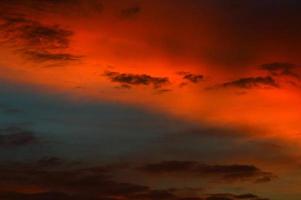 hermoso cielo al atardecer con nubes. cielo abstracto. foto