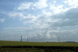 molinos de viento con hermoso paisaje, celaje. foto