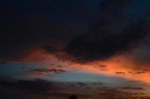 hermoso cielo al atardecer con nubes. cielo abstracto. foto