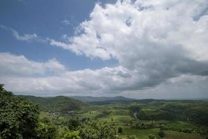 hermoso paisaje con árboles y montaña. foto