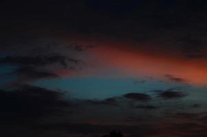 hermoso cielo al atardecer con nubes. cielo abstracto. foto