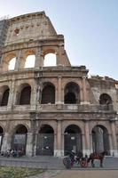 el coliseo aka coliseo o colosseo en roma italia foto