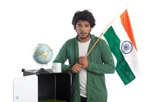 Joven con bandera india o tricolor con globo terráqueo sobre fondo blanco, día de la independencia india, día de la república india foto