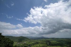 hermoso paisaje con árboles y montaña. foto