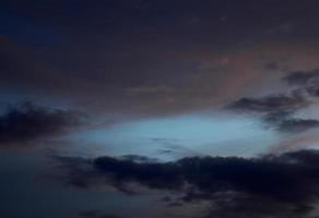 hermoso cielo al atardecer con nubes. cielo abstracto. foto