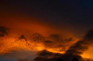 hermoso cielo al atardecer con nubes. cielo abstracto. foto