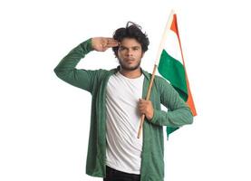 joven con bandera india o tricolor sobre fondo blanco, día de la independencia india, día de la república india foto