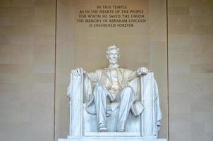 estados unidos, monumento a abraham lincoln dentro del memorial de lincoln, washington dc foto