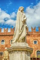 estatua de dante alighieri, verona, italia foto