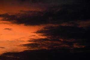 hermoso cielo al atardecer con nubes. cielo abstracto. foto