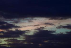 hermoso cielo al atardecer con nubes. cielo abstracto. foto