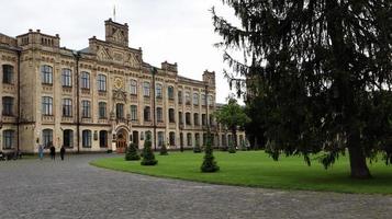 ucrania, kiev - 2 de junio de 2020. instituto politécnico de kiev en el verano. vista de la universidad técnica nacional de ucrania. foto