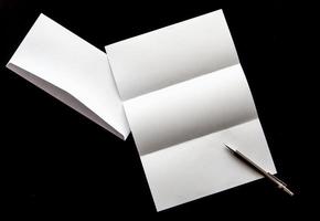 blanco de papel de carta y sobre blanco con bolígrafo foto