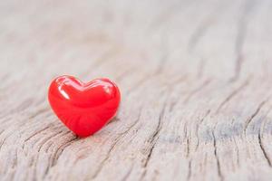 Fondo del día de San Valentín con corazones rojos en la plancha de madera, espacio de copia