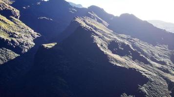 panorama aéreo da paisagem das montanhas rochosas video