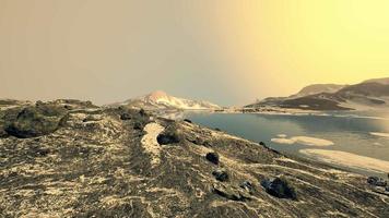 Antarktis kustlinje med stenar och is video