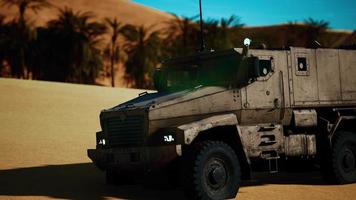 camión militar blindado en el desierto