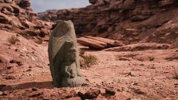 estátua antiga no deserto de rochas