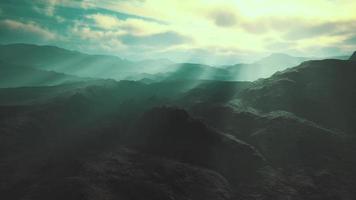 campo de piedra negra en una densa niebla en las tierras altas video