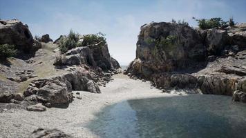 vista costiera di una spiaggia di sabbia con scogliere video