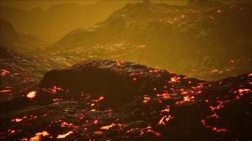 champs de lave et collines au volcan actif video