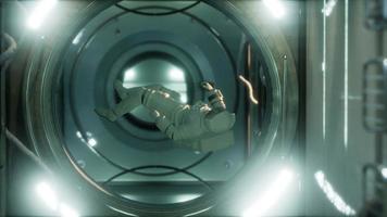 astronaut in het orbitale ruimtestation video