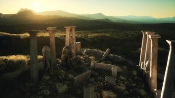 ruinas del antiguo templo griego al atardecer video