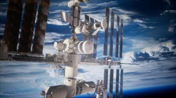 una vista della terra e un'astronave. iss è in orbita attorno alla terra video