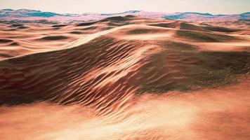 dunes de sable au coucher du soleil dans le désert du sahara en libye