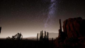 hyperlapse no deserto do parque nacional do vale da morte ao luar sob estrelas da galáxia video