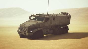 camión militar blindado en el desierto