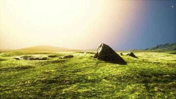 paysage d'aventure en plein air dans les montagnes au bel été vert video