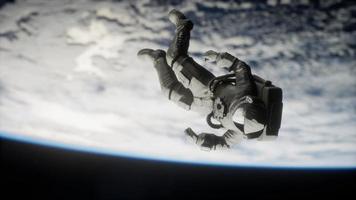 död astronaut som lämnar jordens omloppsbana delar av denna bild från nasa video