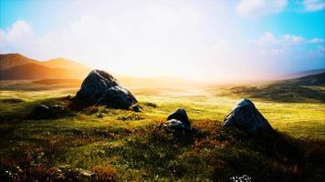 Valle de montaña de 8k con piedras al amanecer. video