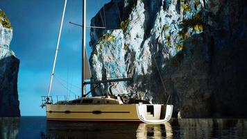 yacht dans la mer avec une île rocheuse verdoyante video