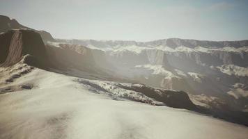 Reihe scharfer dunkler Klippen, die sich vom Schnee abheben video