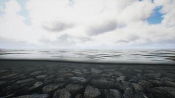 marinha do oceano com céu e ondas do mar divididas pela linha d'água para a parte subaquática video