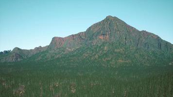 panorama del paesaggio delle montagne rocciose aeree video