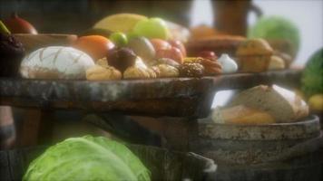 table de nourriture avec des tonneaux de vin et quelques fruits, légumes et pain video