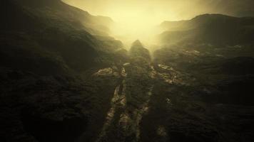 paysage atmosphérique sombre avec un haut sommet de montagne noire dans le brouillard video