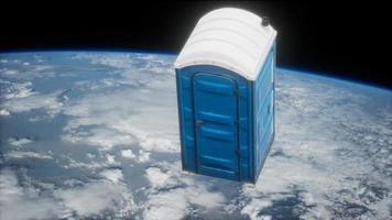 Cabina de inodoro de wc de calle portátil en órbita terrestre video