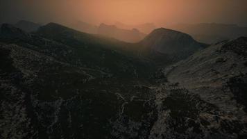 cielo dramático sobre las montañas rocosas al atardecer video